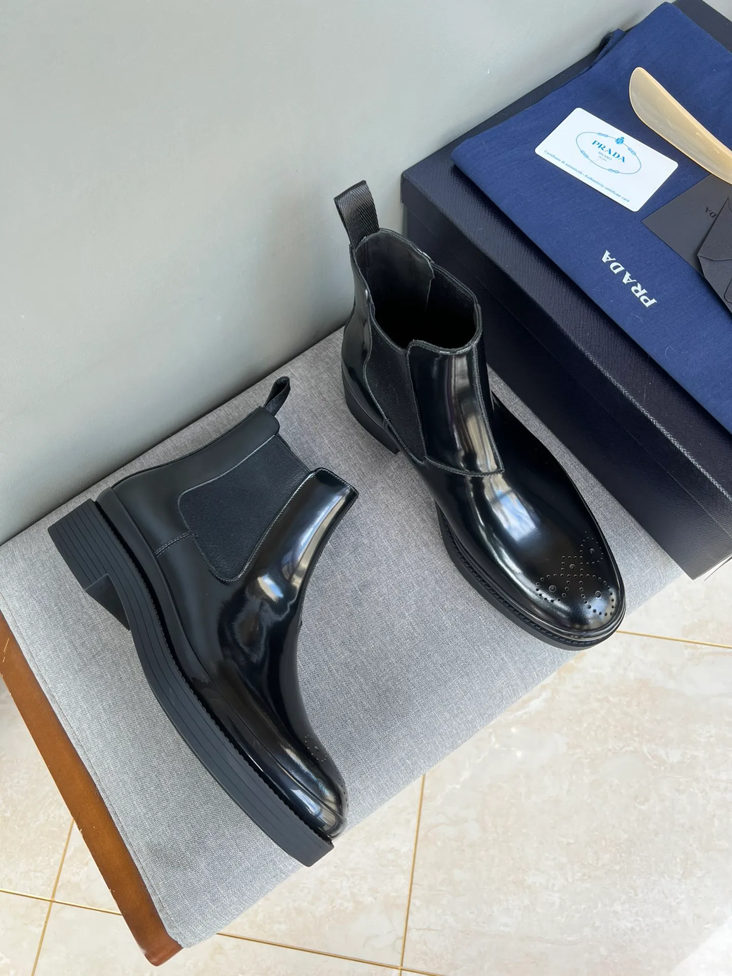 Batch of 1000💰Exclusive hot-selling new Prada Chelsea thick-soled men's shoes, naked boots, imported calf leather on the surface, cow leather on the lining, the outsole is made of private model TPU material, the frosted effect is consistent with the original version, 39-44 in stock (38, 45 custom-made, non-refundable)